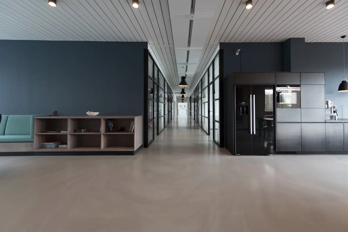 İnşaat sonrası temizlenmiş ferah ofis alanı