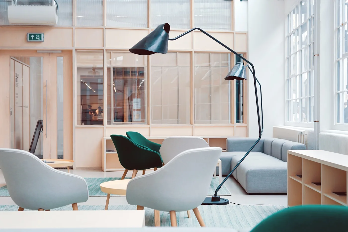 Düzenli temizlenen kurumsal bir ofis binası lobisi