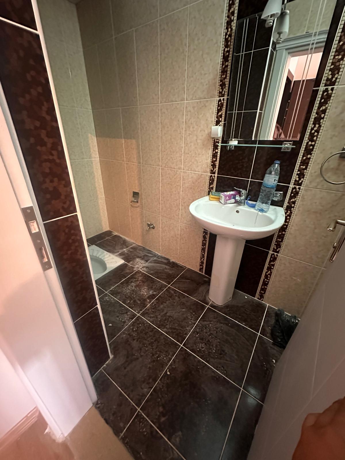 Temizlik öncesi tozlu salon